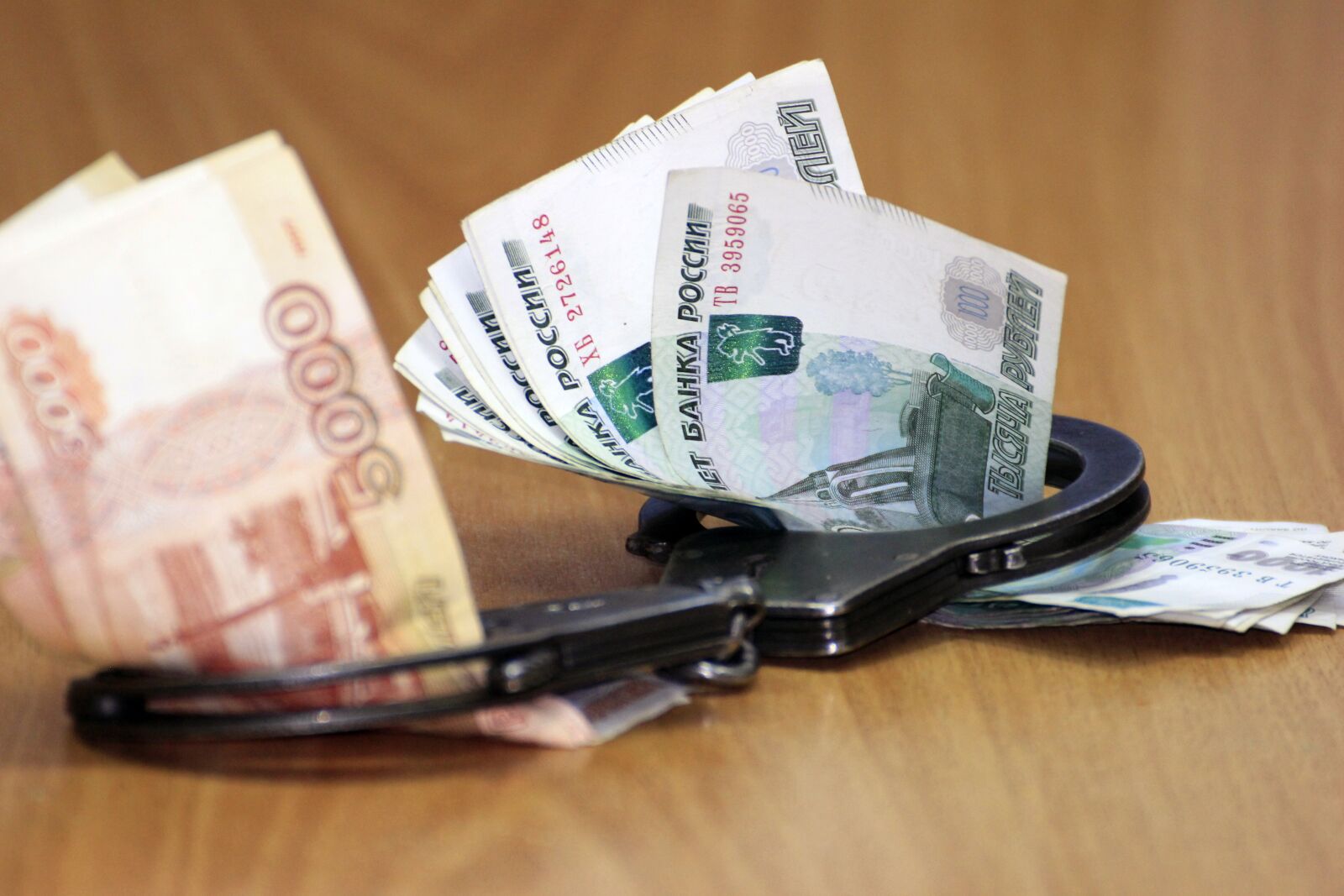 Canon EOS 600D (Rebel EOS T3i / EOS Kiss X5) sample photo. Handcuffs, money, corruption photography