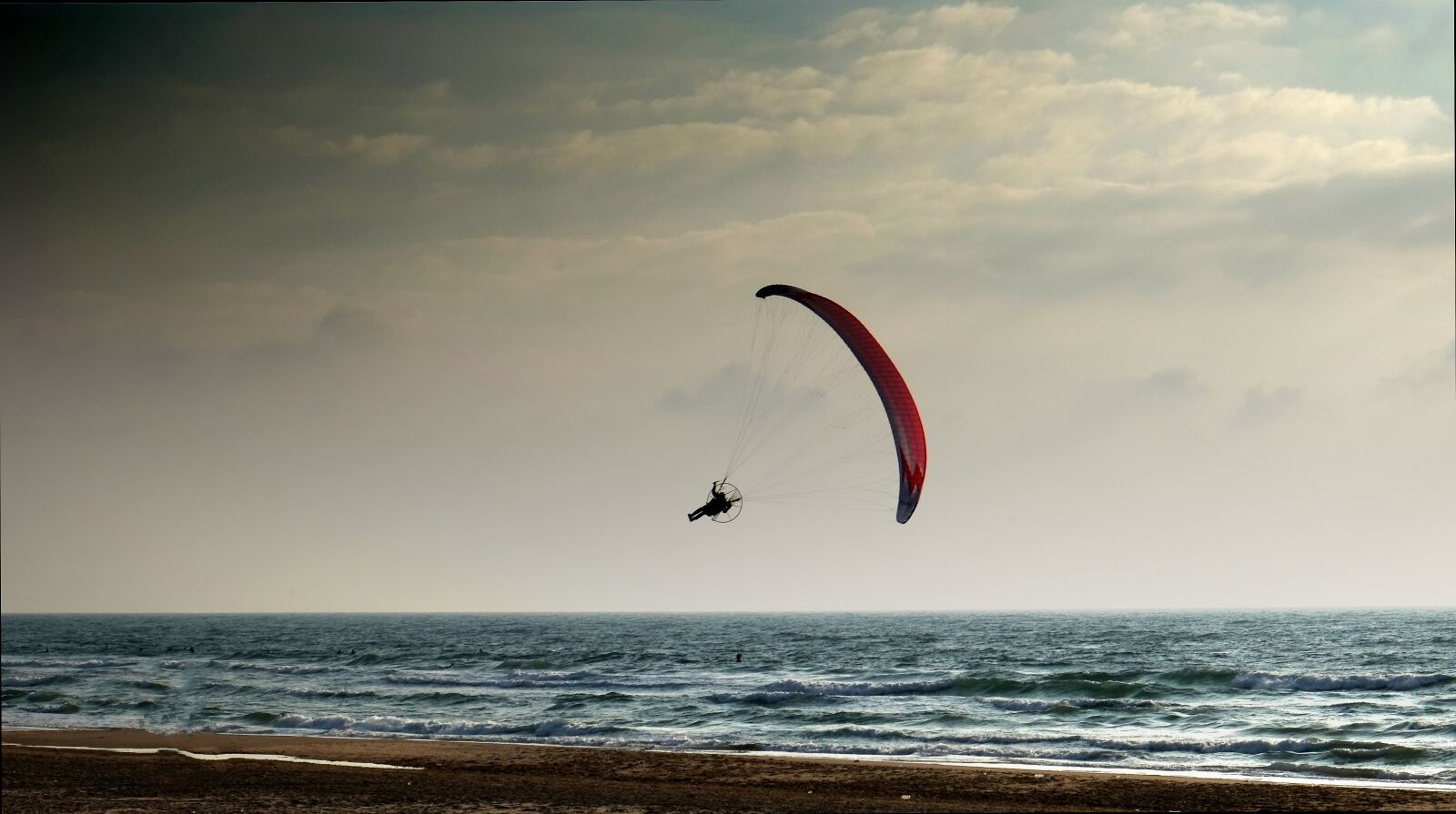 Fujifilm X-T10 sample photo. Paraglider, sea, extreme photography