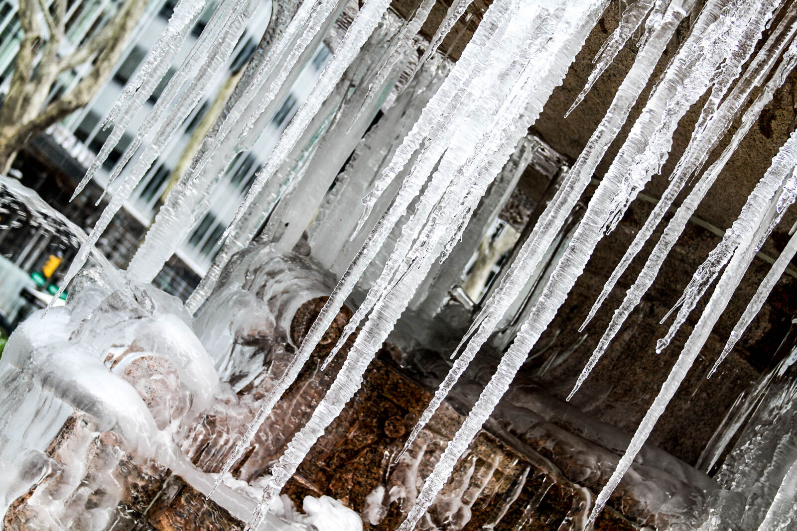 Canon EF 28-135mm F3.5-5.6 IS USM sample photo. Icicles, on, fountain photography