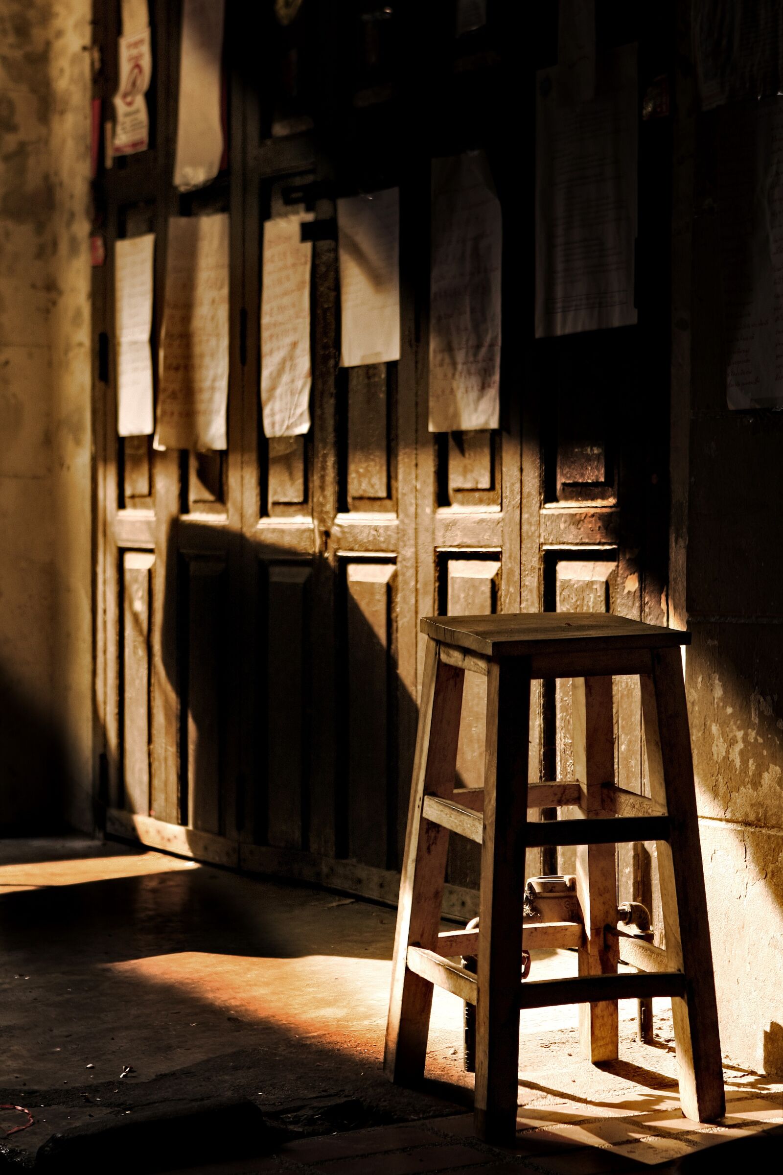 Canon EOS 40D sample photo. Old wooden door, chair photography