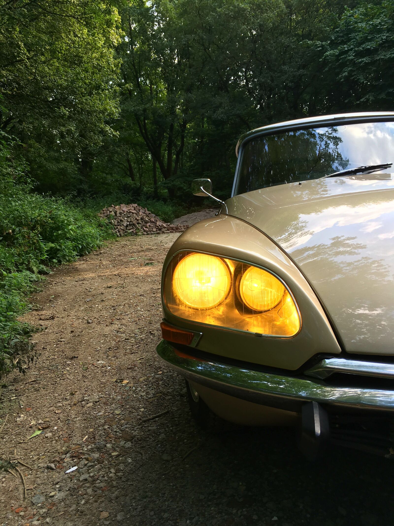 Apple iPhone SE sample photo. Oldtimer, citroen, car photography