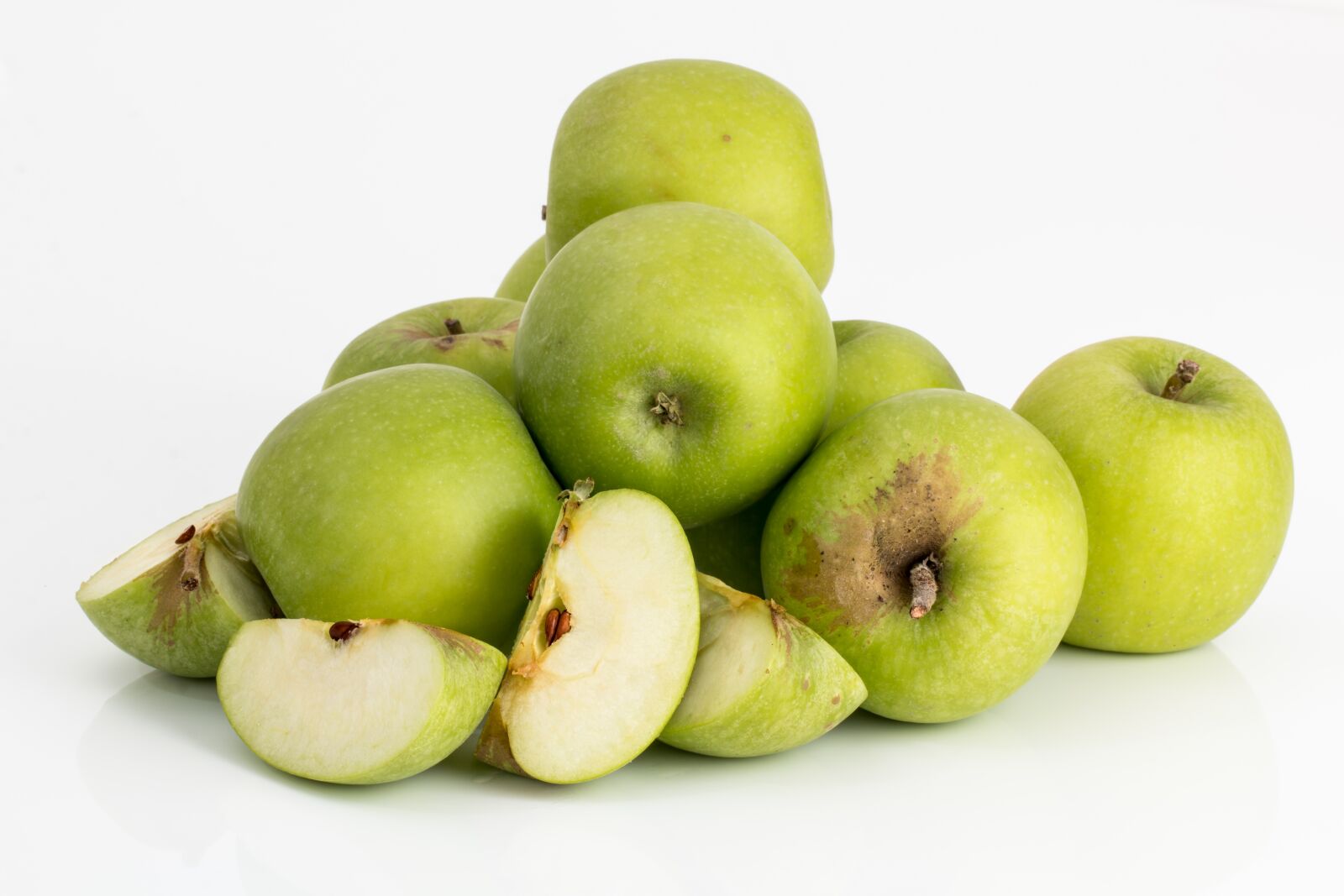 Canon EF 100mm F2.8L Macro IS USM sample photo. Apple, fruit, green photography