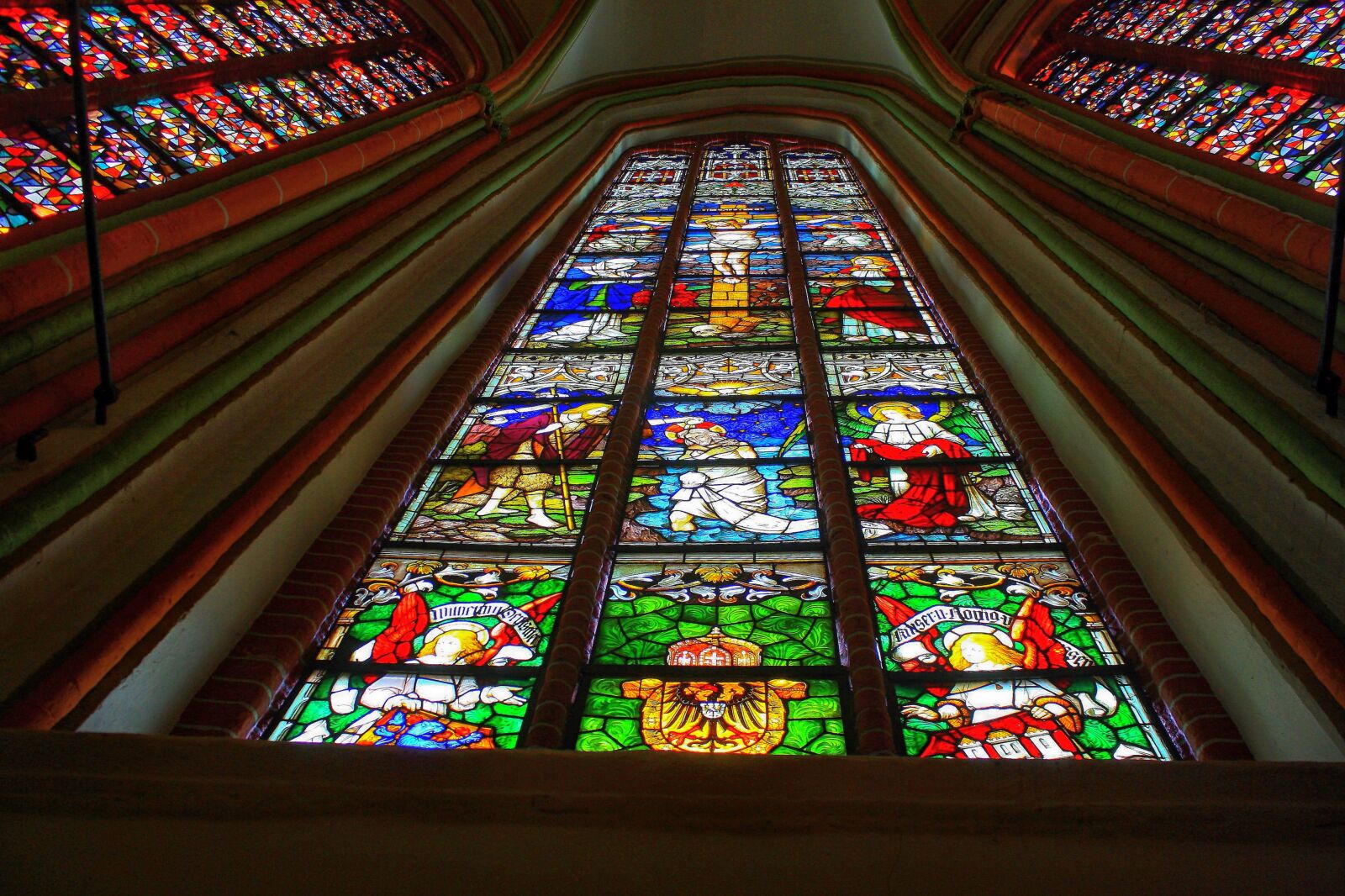Canon EOS 1000D (EOS Digital Rebel XS / EOS Kiss F) sample photo. Church window, colorful, glass photography