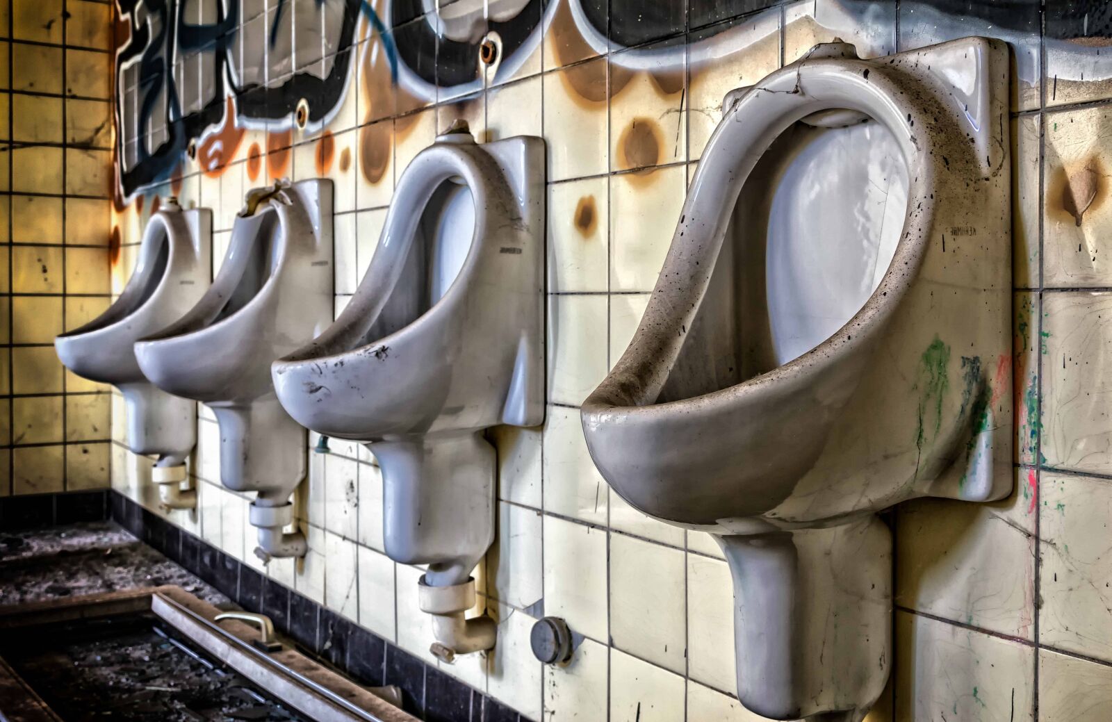 Nikon D3300 sample photo. Toilet, dirty, graphite, ceramics photography