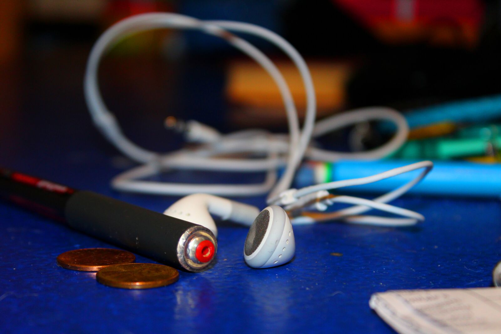 Canon EOS 1200D (EOS Rebel T5 / EOS Kiss X70 / EOS Hi) sample photo. Apple, earbuds, pen, penny photography