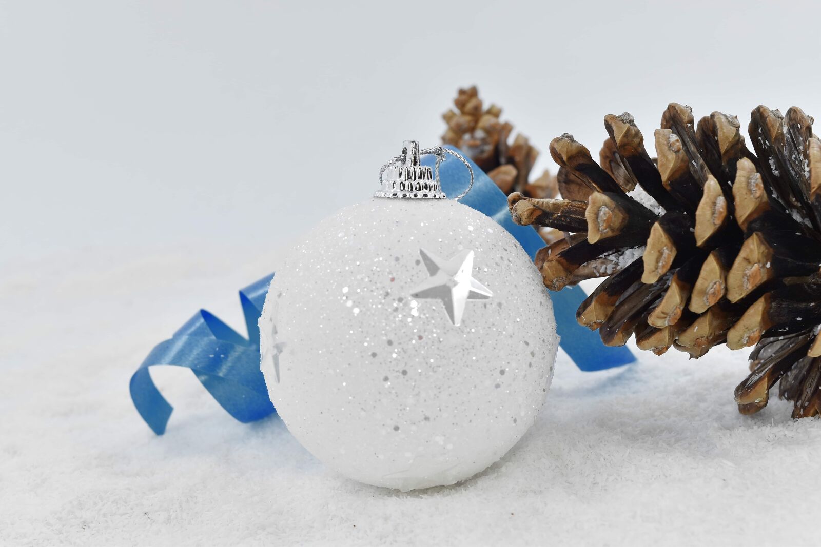 Nikon D5500 sample photo. Blue, christmas, ornament, ribbon photography