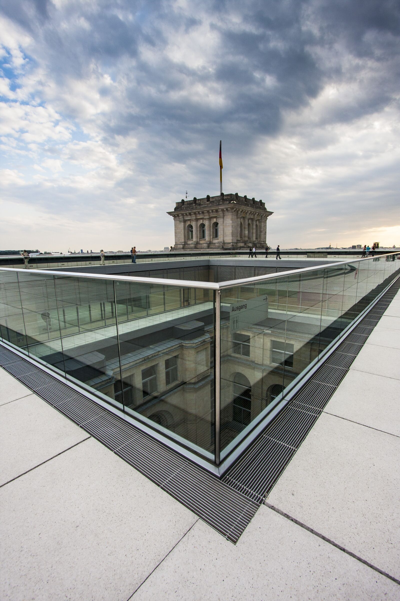 Canon EOS 40D + Canon EF-S 10-22mm F3.5-4.5 USM sample photo. Berlin, reichstag, building photography