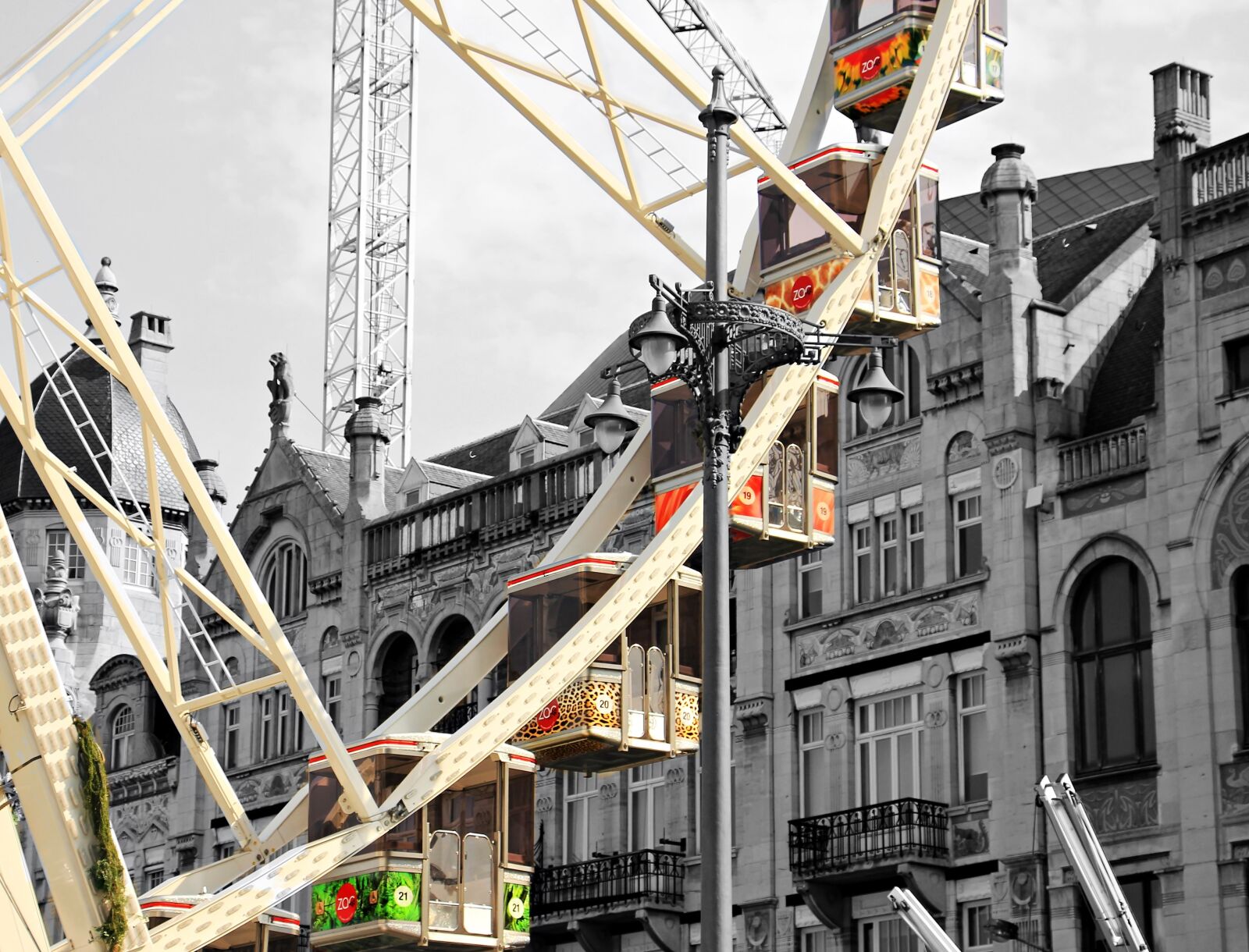 Canon EOS 550D (EOS Rebel T2i / EOS Kiss X4) sample photo. Ferris wheel, city, marketplace photography