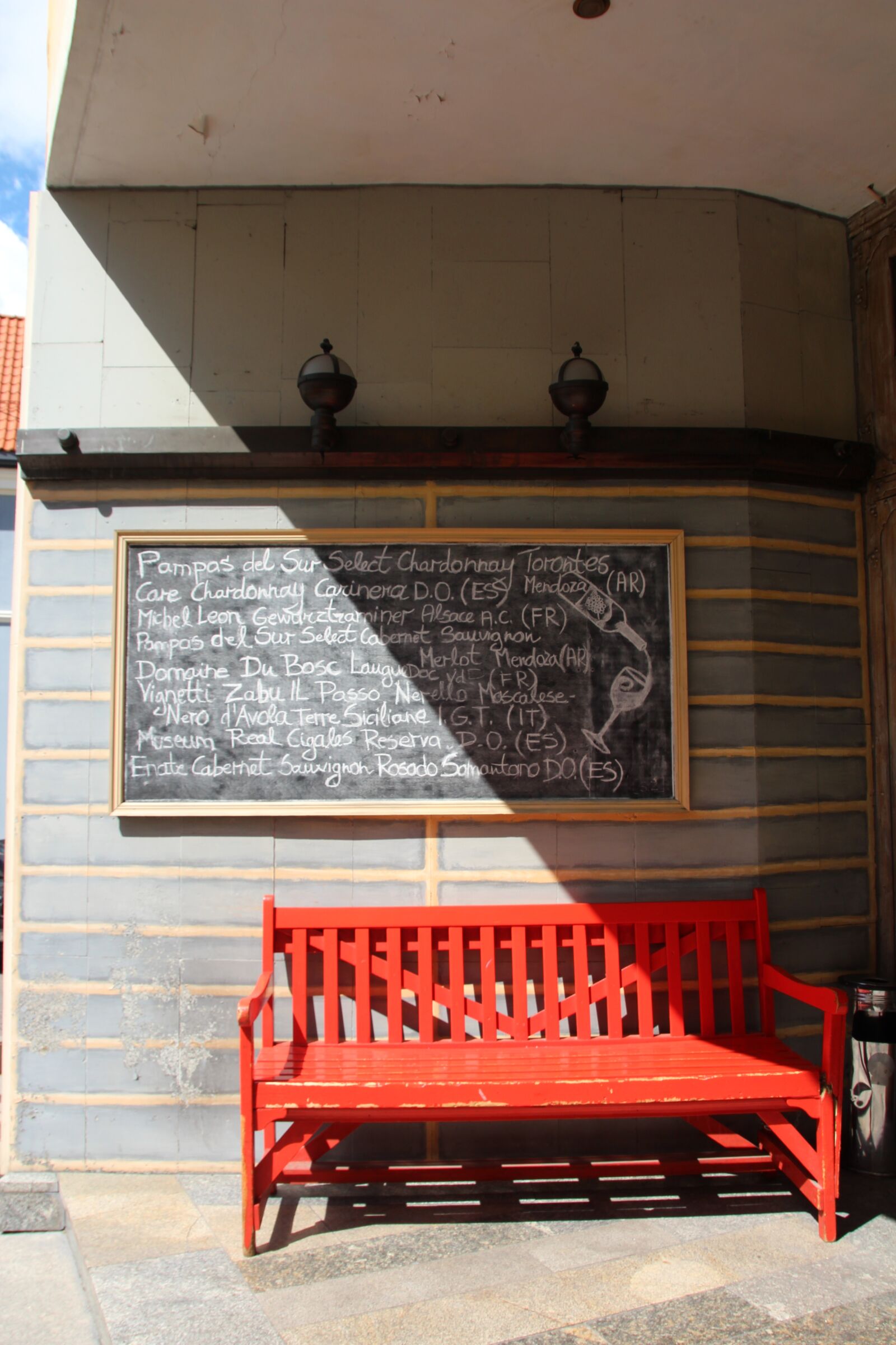 Canon EOS 600D (Rebel EOS T3i / EOS Kiss X5) sample photo. Bank, wooden bench, red photography