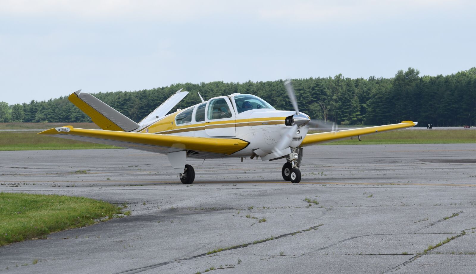 Nikon D5500 sample photo. Airplane, taxi, runway photography