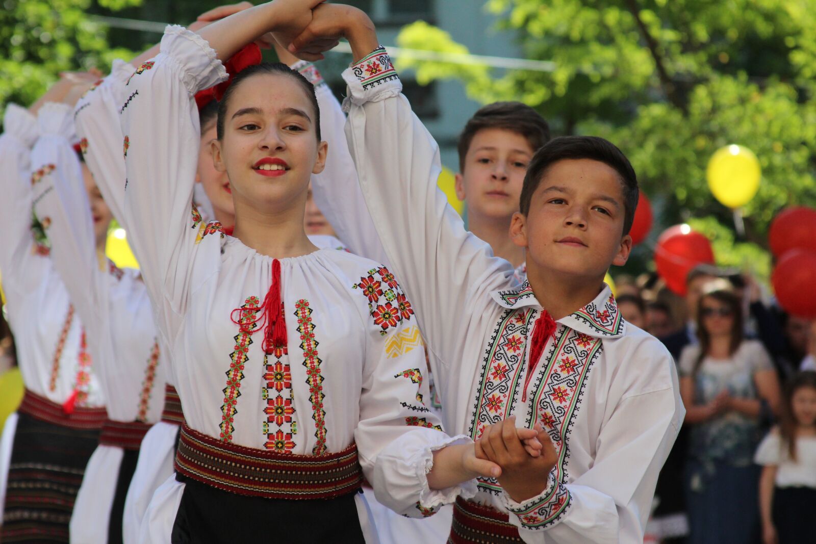 Canon EOS 600D (Rebel EOS T3i / EOS Kiss X5) + Canon EF 28-135mm F3.5-5.6 IS USM sample photo. Moldova, tradition, dance photography