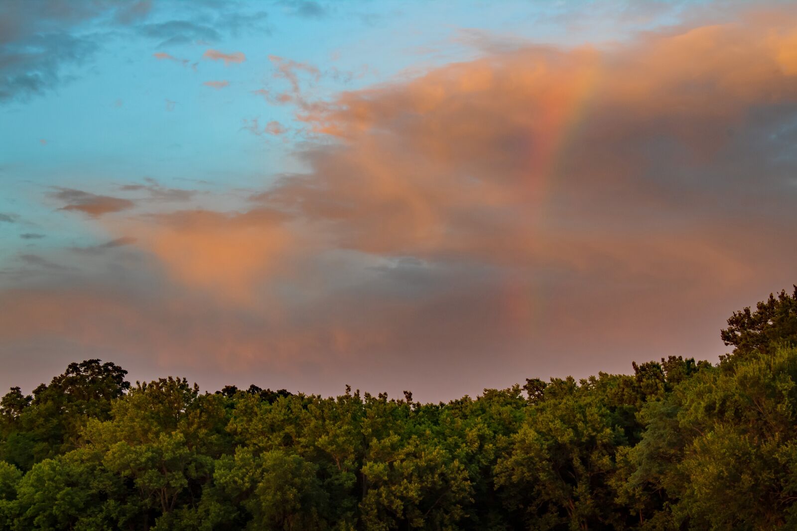 Canon EOS 1300D (EOS Rebel T6 / EOS Kiss X80) + Canon EF-S 18-55mm F3.5-5.6 IS II sample photo. Clouds, rainbow, sky photography