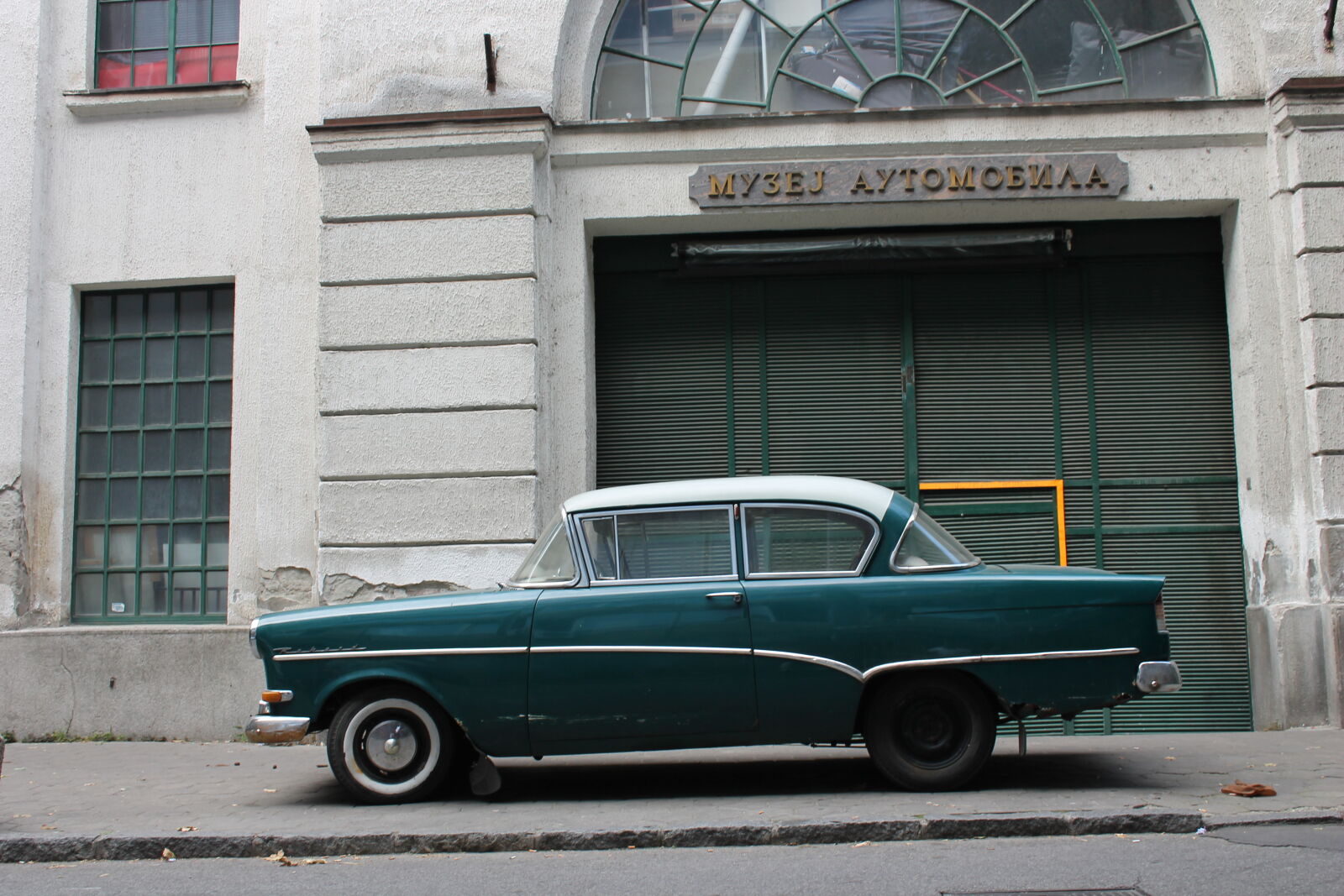 Canon EOS 1100D (EOS Rebel T3 / EOS Kiss X50) sample photo. Car, city, old, oldtimer photography