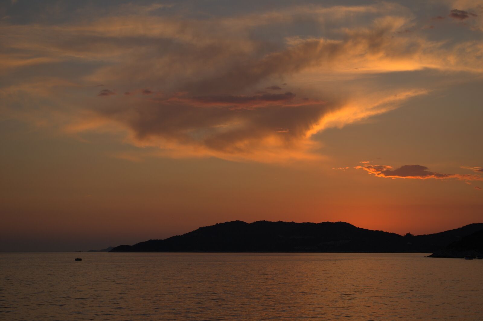Nikon D3100 sample photo. Sunset, water, horizon photography