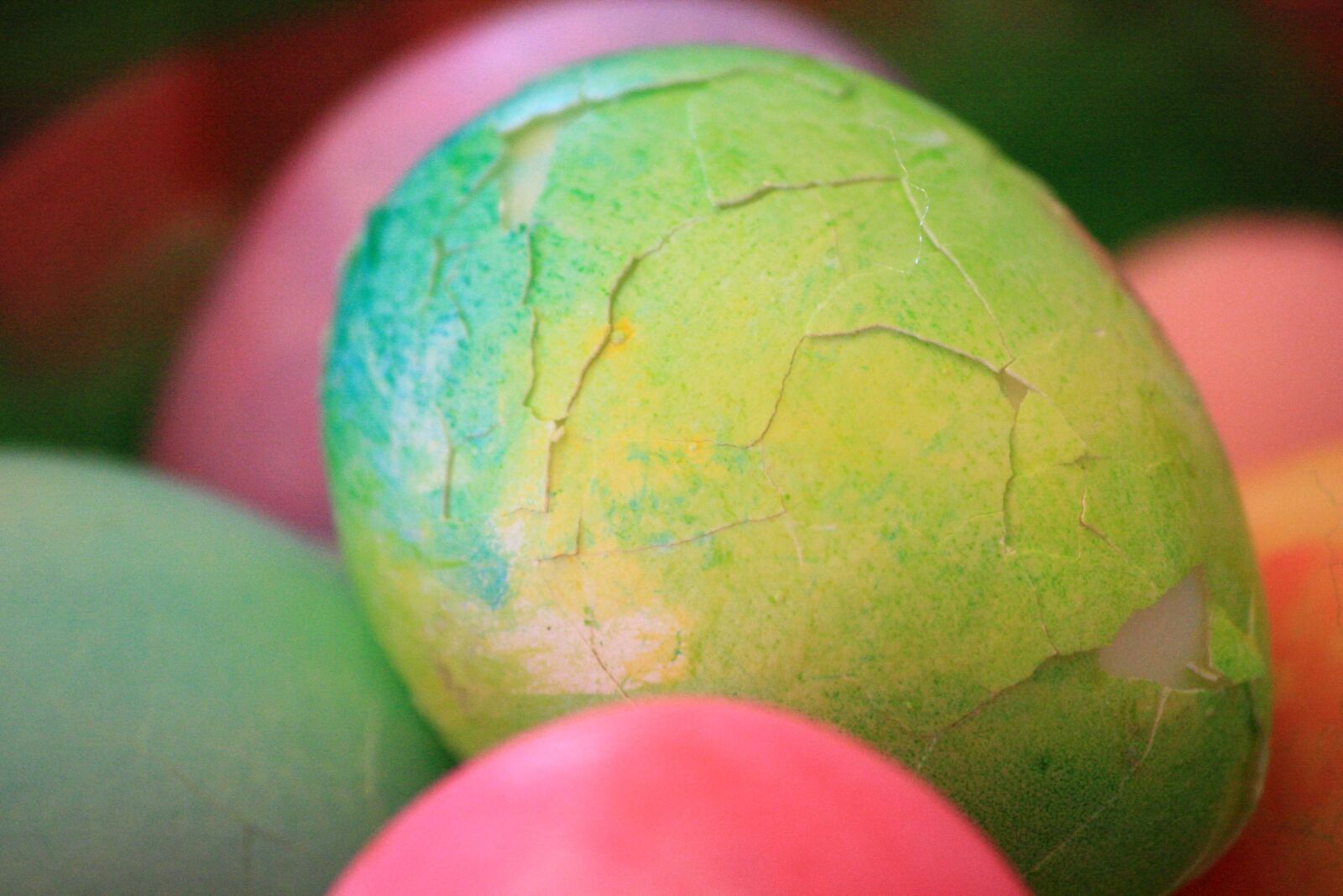 f/4-5.6 IS II sample photo. Cracked egg, easter egg photography