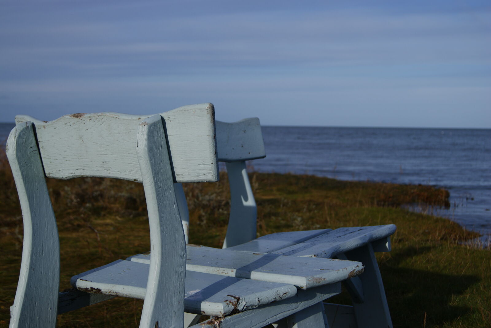 Sony Alpha DSLR-A230 sample photo. Blue, chairs, pair, sea photography