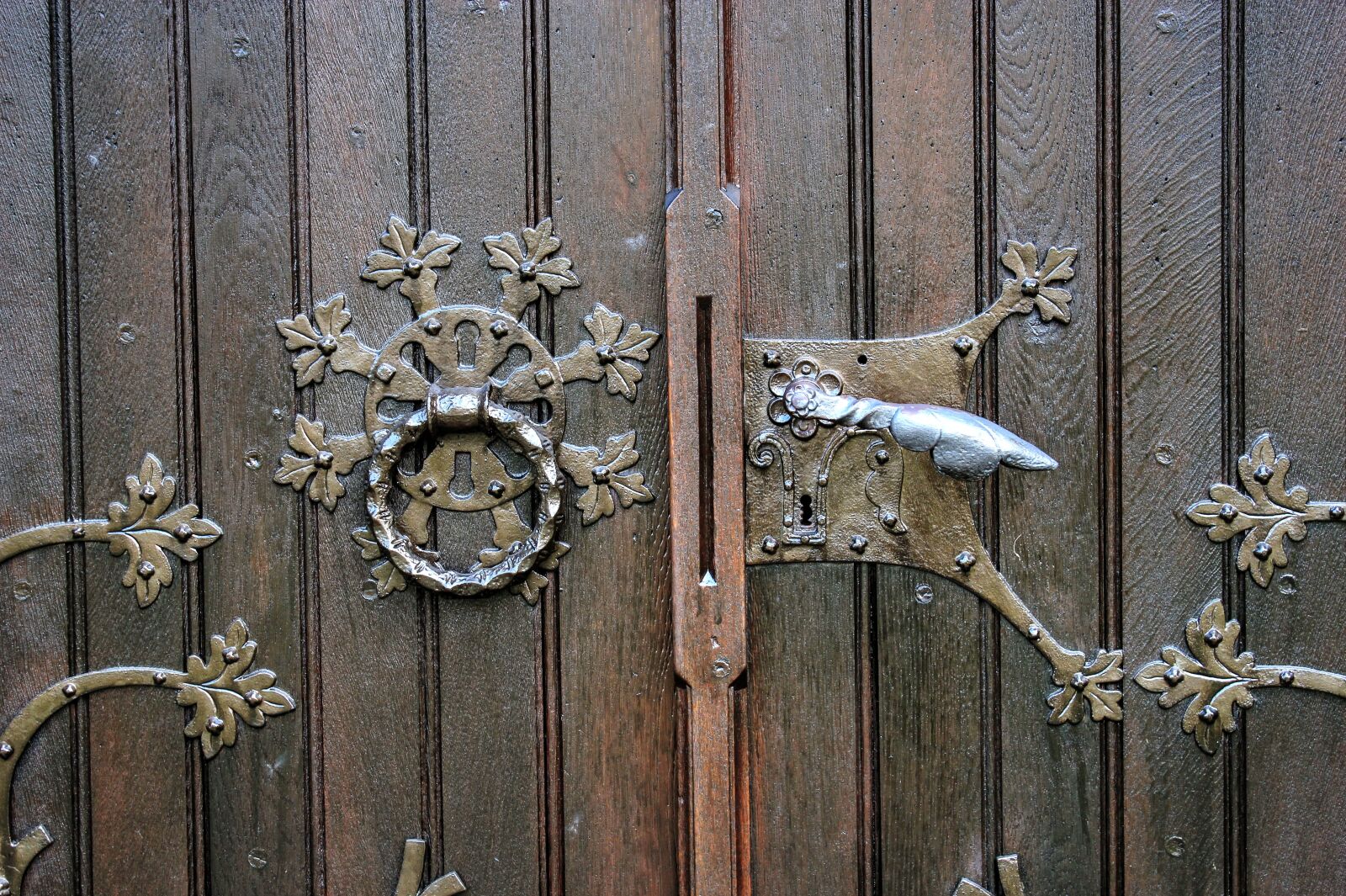 Canon EOS 550D (EOS Rebel T2i / EOS Kiss X4) sample photo. Old, castle, door knob photography