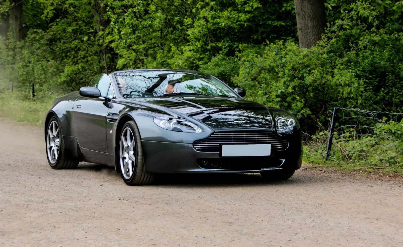 Canon EF-S 18-200mm F3.5-5.6 IS sample photo. Aston martin vantage, sportscar photography