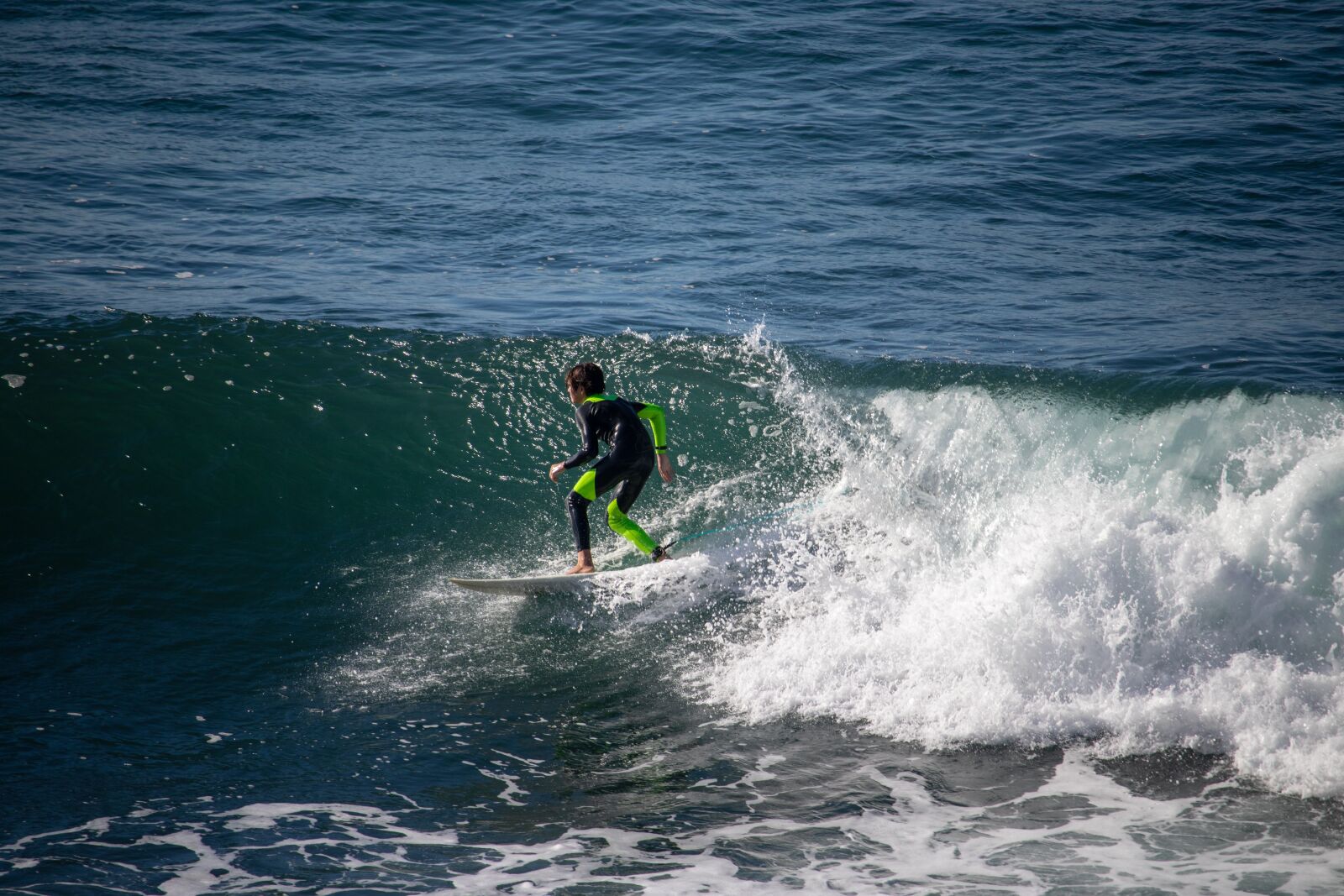 Canon EOS 200D (EOS Rebel SL2 / EOS Kiss X9) sample photo. Surfer, wave, ocean photography