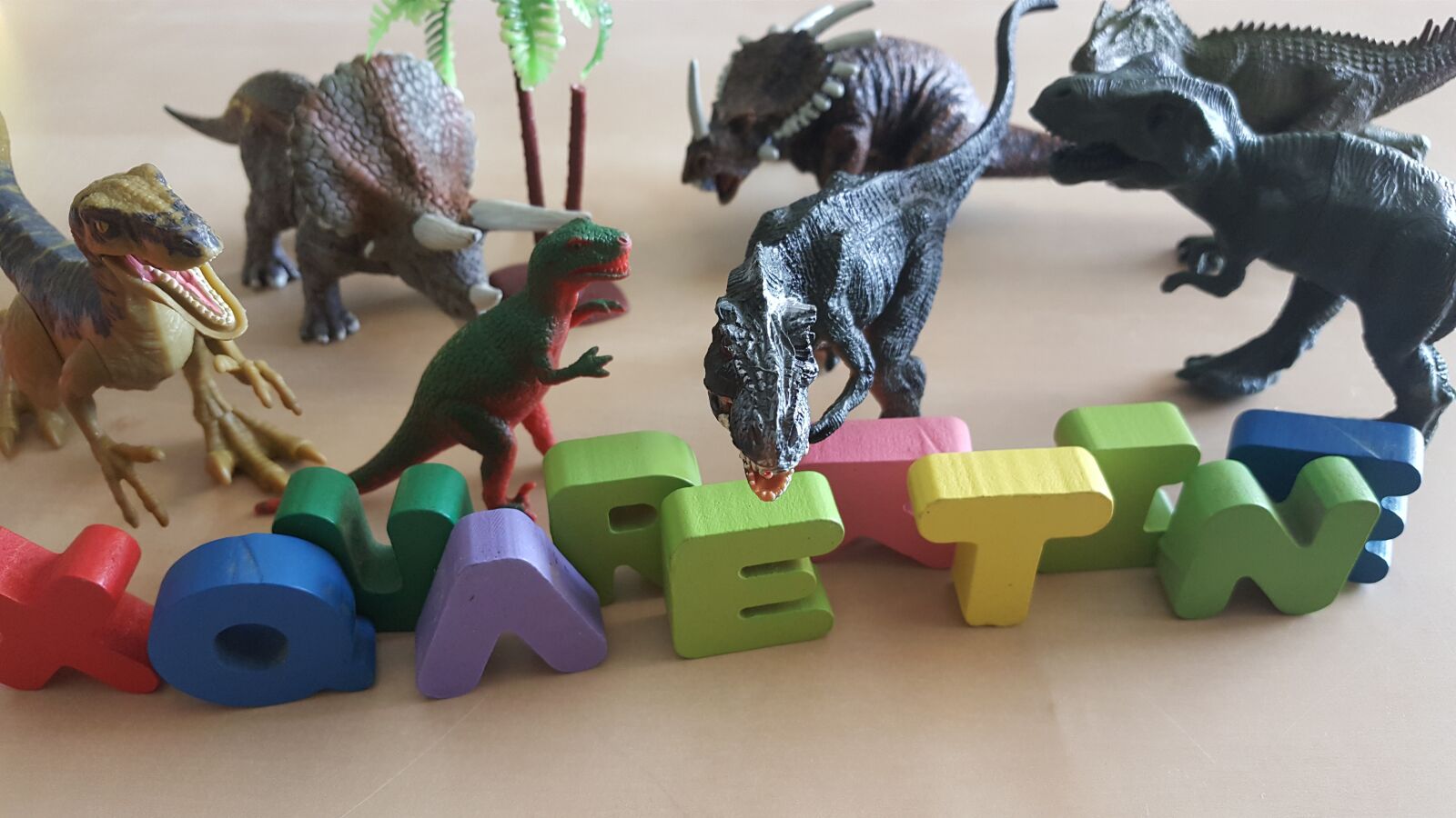 Samsung Galaxy Note5 sample photo. Toys, dinosaurs, quarentine photography