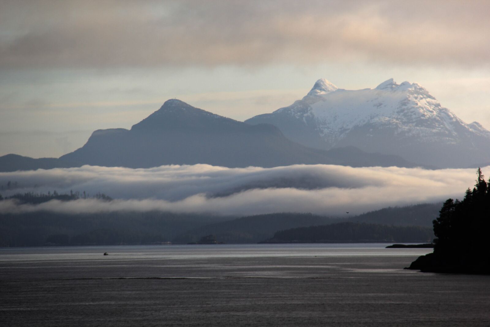 Canon EF-S 18-200mm F3.5-5.6 IS sample photo. Layer of fog, alaska photography