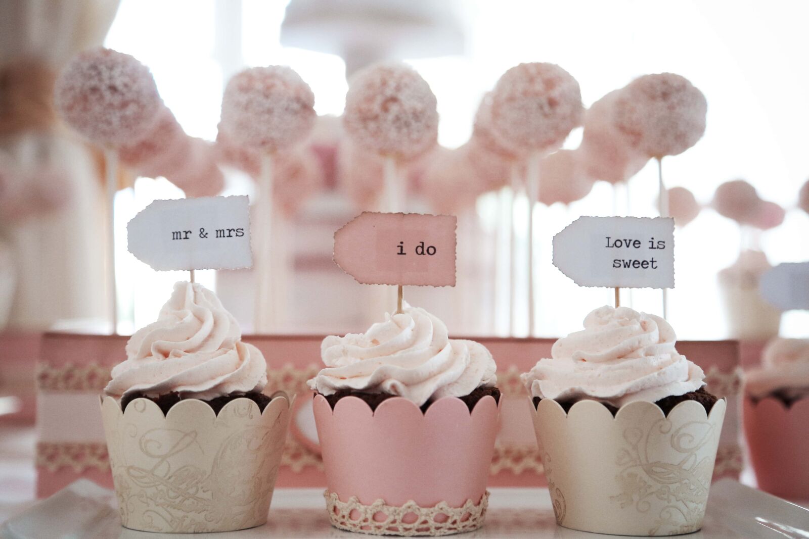Canon EF 24-105mm F4L IS USM sample photo. Cupcake, sweet, love, romance photography