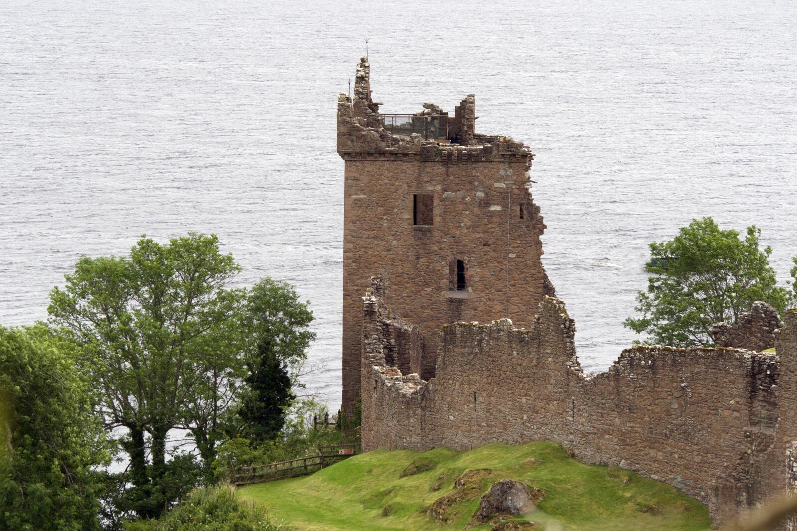 Olympus OM-D E-M10 sample photo. Urqhart castle, loch ness photography