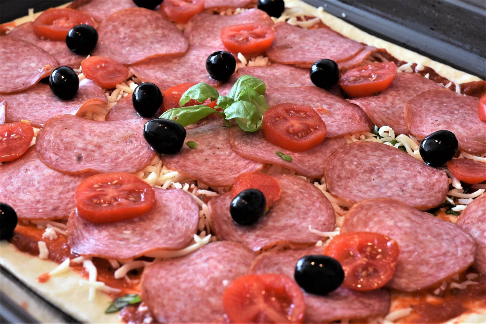 Nikon D7200 sample photo. Pizza, dough, salami photography