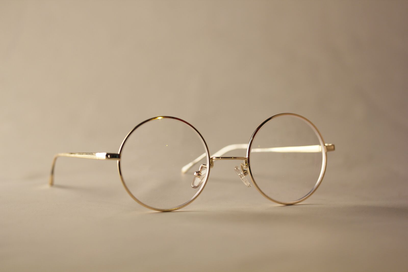 Canon EOS 550D (EOS Rebel T2i / EOS Kiss X4) sample photo. Glasses, retro, gold photography