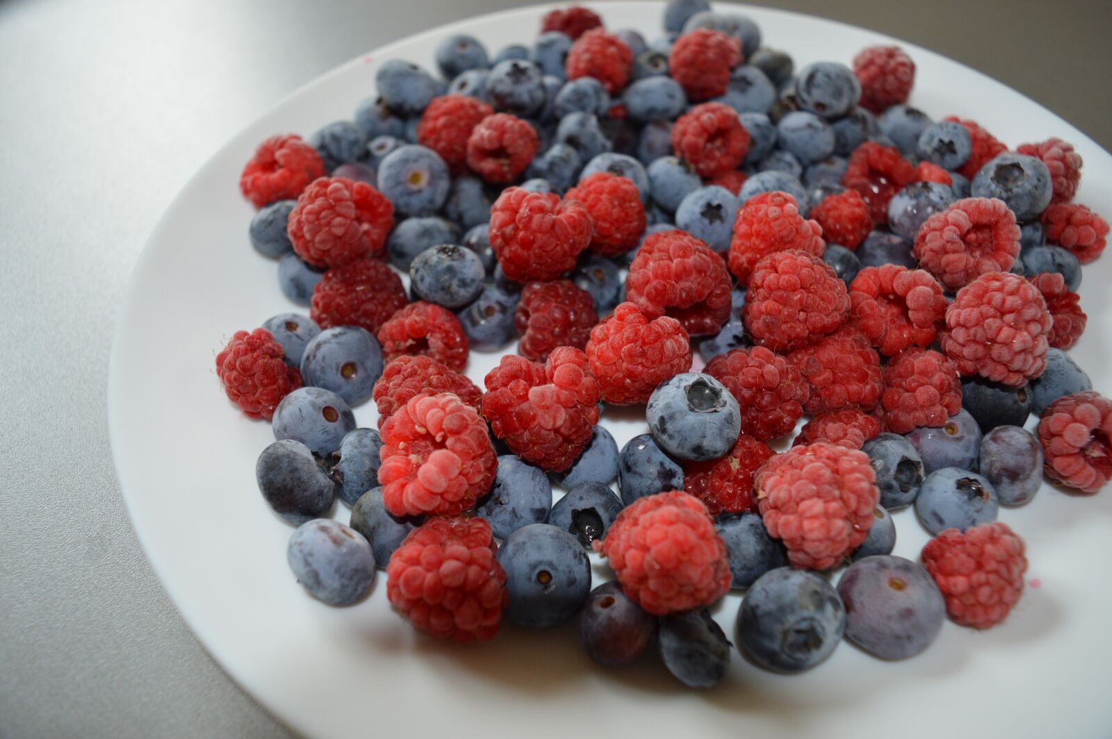 Nikon D3200 sample photo. Fruits, raspberries, blueberries photography