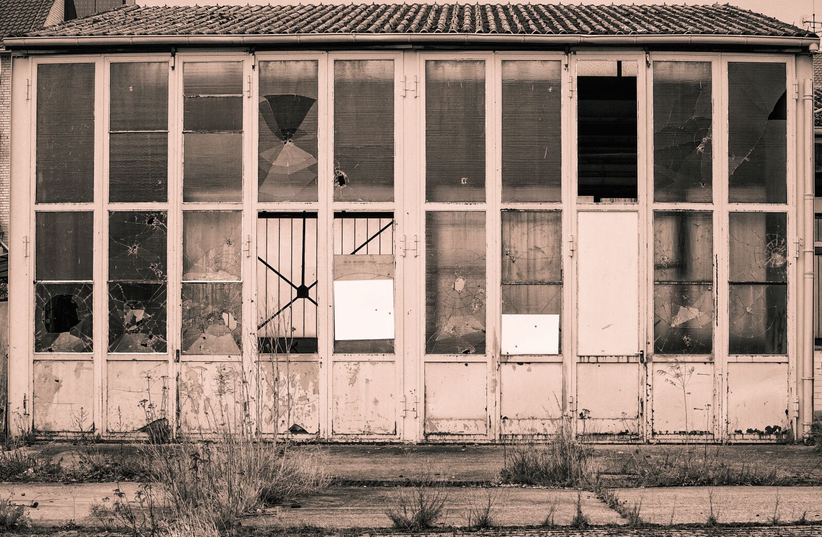 Sony a6000 + Sony E PZ 18-105mm F4 G OSS sample photo. Hall, old, abandoned photography