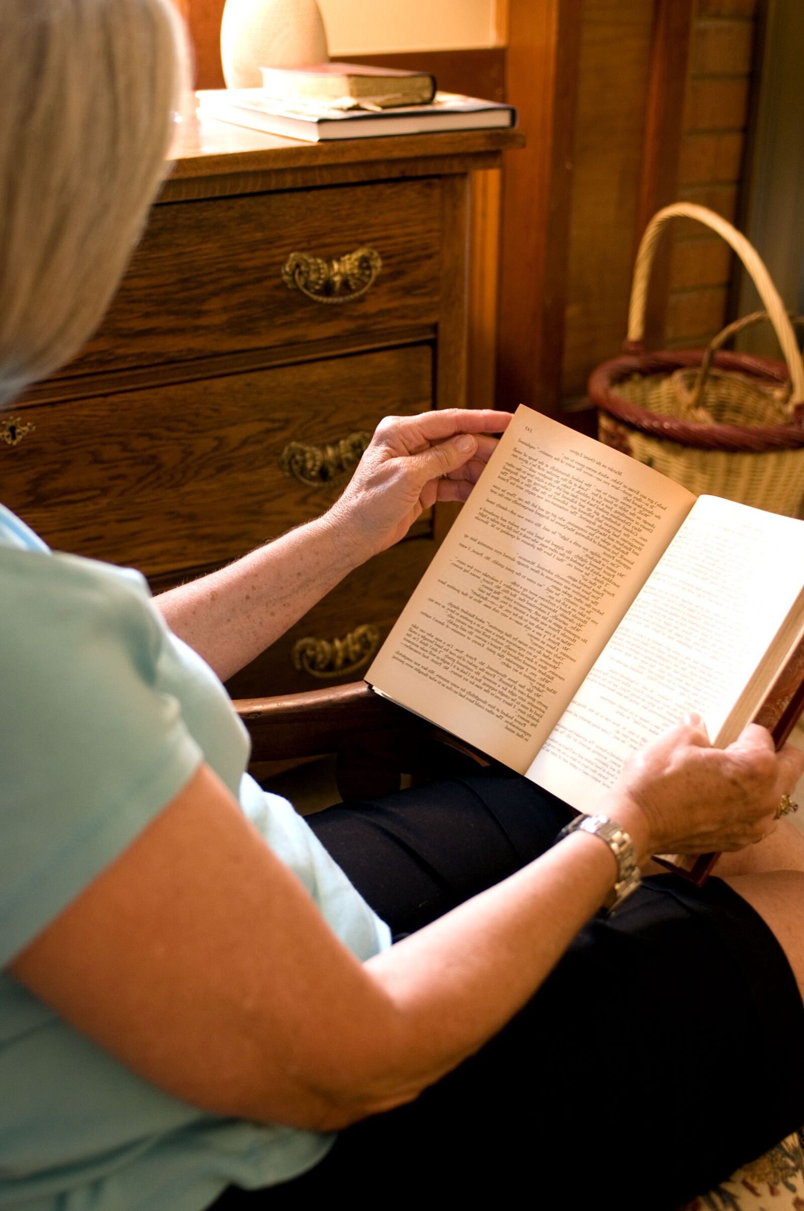 Nikon D300 sample photo. Female, reading, book, home photography