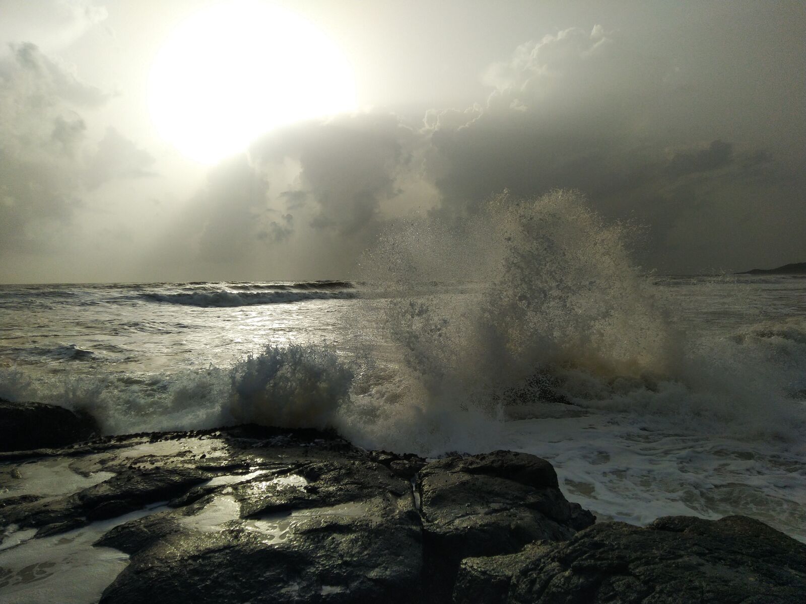 ASUS ZenFone Max Pro M1 (ZB602KL) (WW) / Max Pro M1 (ZB601KL) (IN) sample photo. Ratnagiri, waves, rocks photography