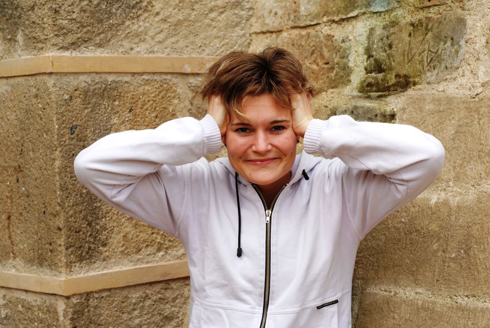Nikon D200 sample photo. Girl, wall, portrait photography