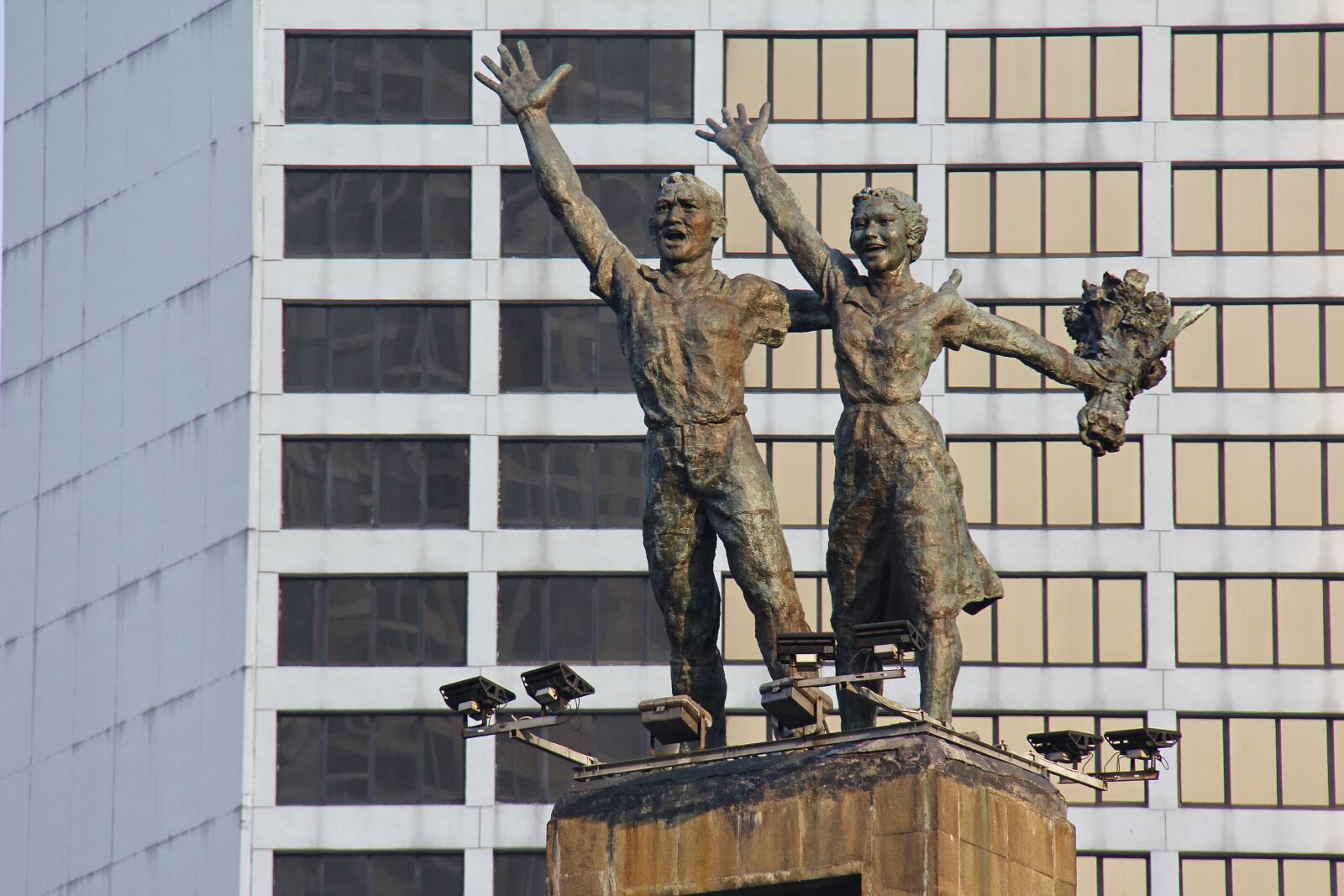 Canon EF-S 18-200mm F3.5-5.6 IS sample photo. Jakarta, sculpture, indonesian photography