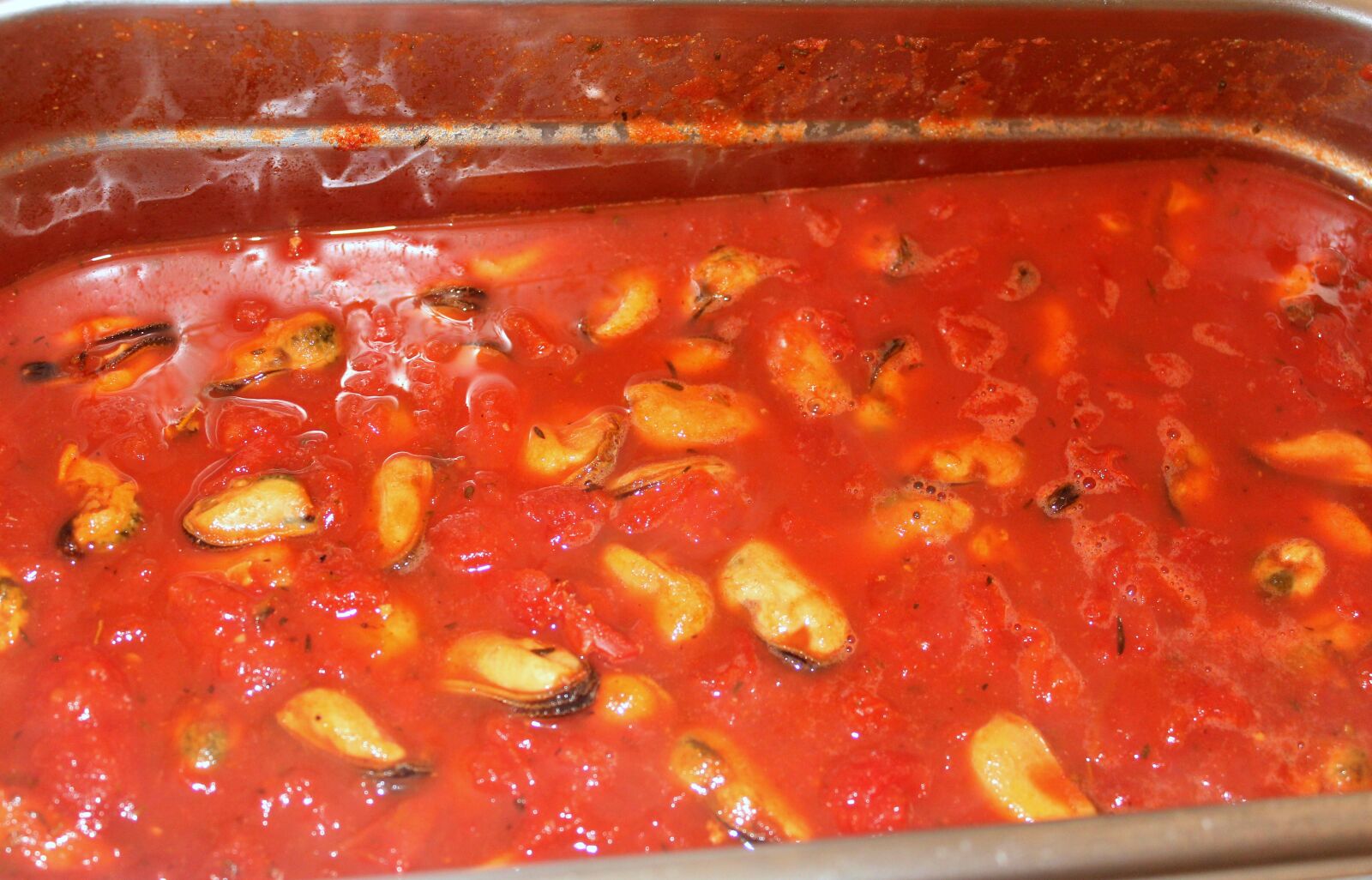 Canon EOS 600D (Rebel EOS T3i / EOS Kiss X5) sample photo. Red, sauce, mussels photography