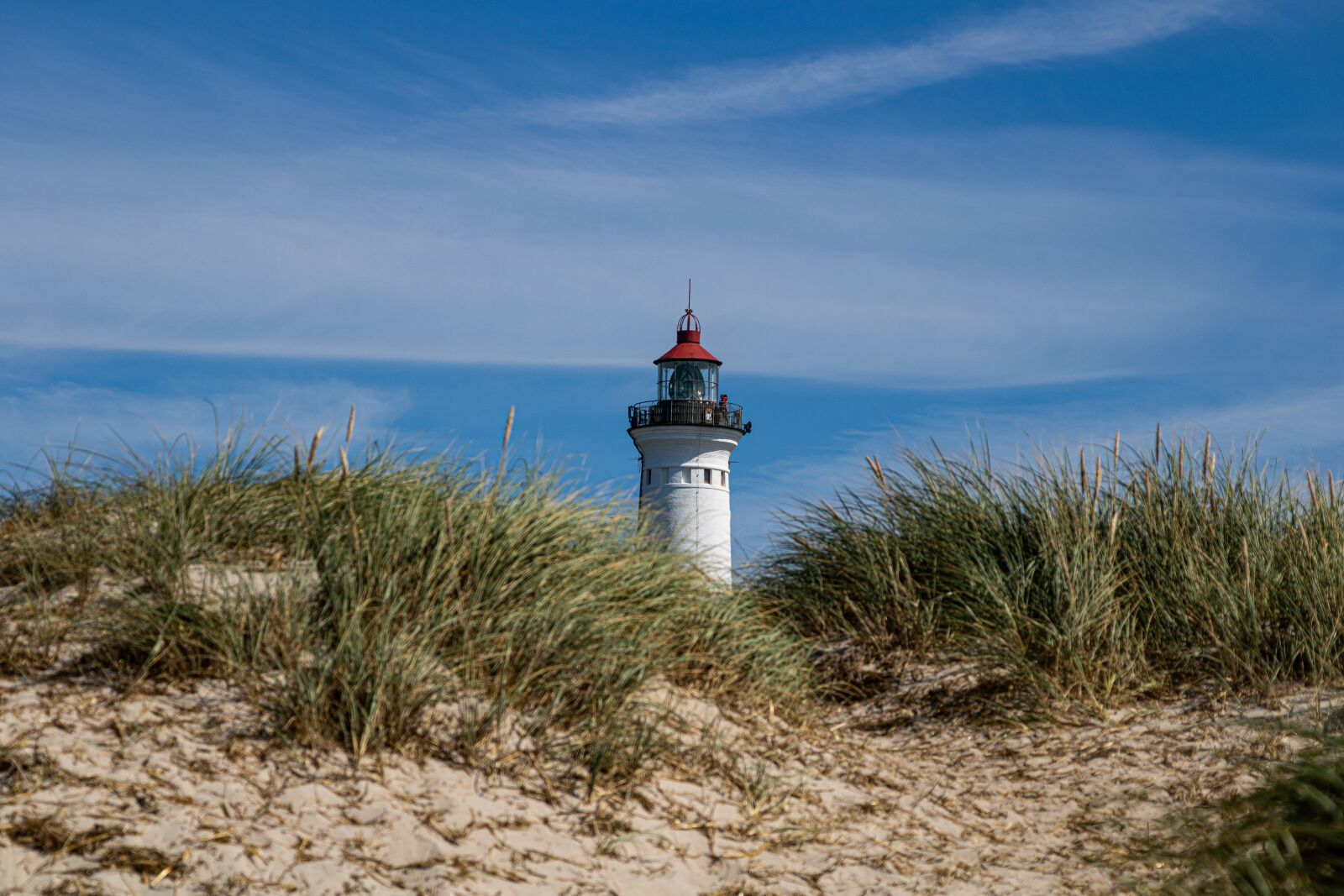 Canon EOS 750D (EOS Rebel T6i / EOS Kiss X8i) + Canon TS-E 90mm F2.8 Tilt-Shift sample photo. Lighthouse, dunes, blue photography