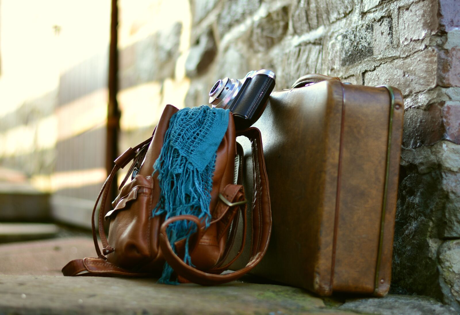 Nikon D5200 sample photo. Luggage, leather suitcase, old photography