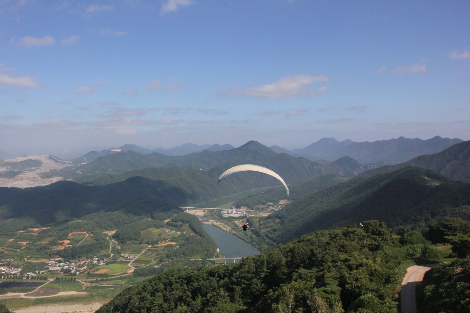 Canon EOS 550D (EOS Rebel T2i / EOS Kiss X4) sample photo. Paragliding, flight, sport photography