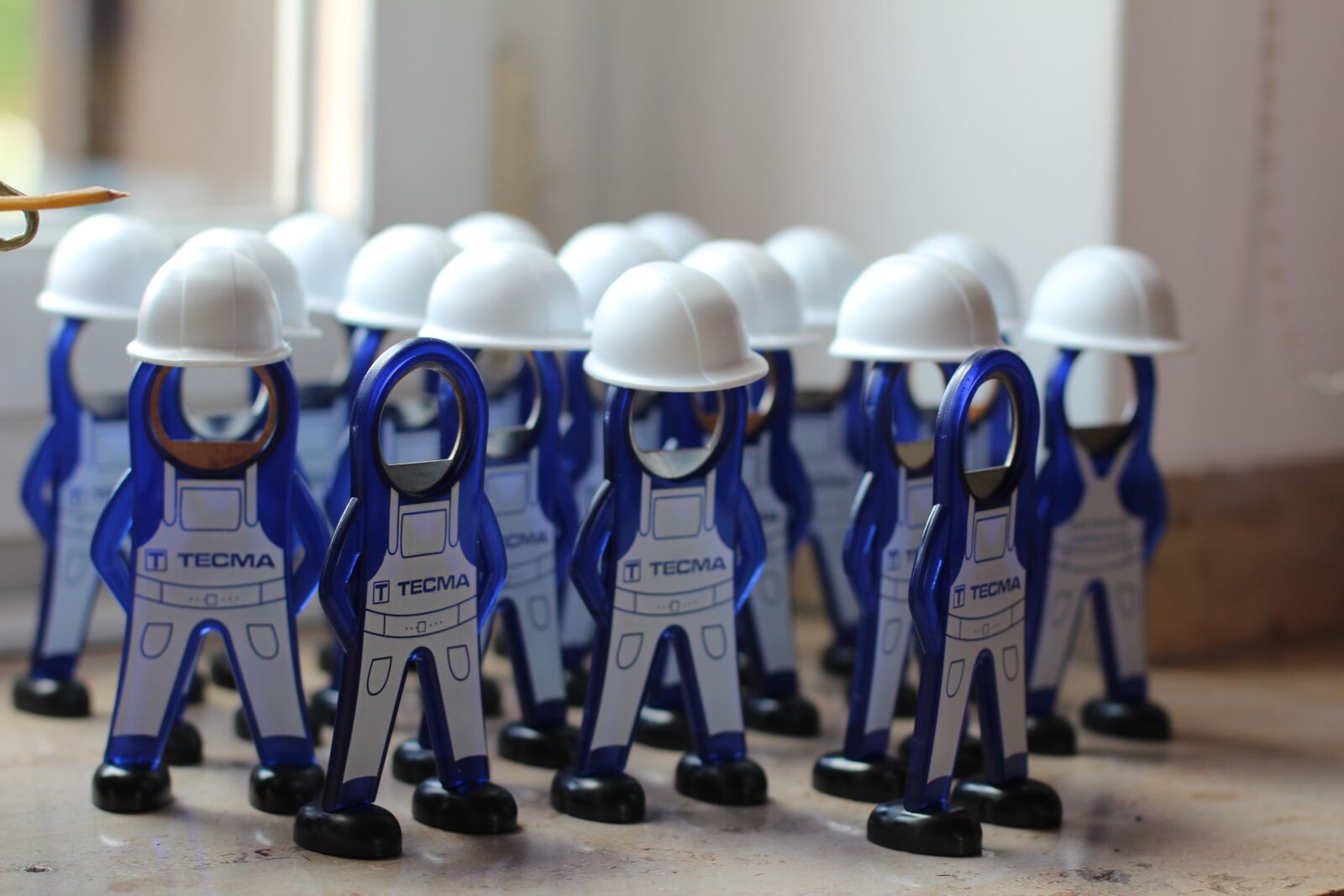 Canon EOS 600D (Rebel EOS T3i / EOS Kiss X5) + Canon EF 50mm F1.4 USM sample photo. Construction workers, helm, osh photography