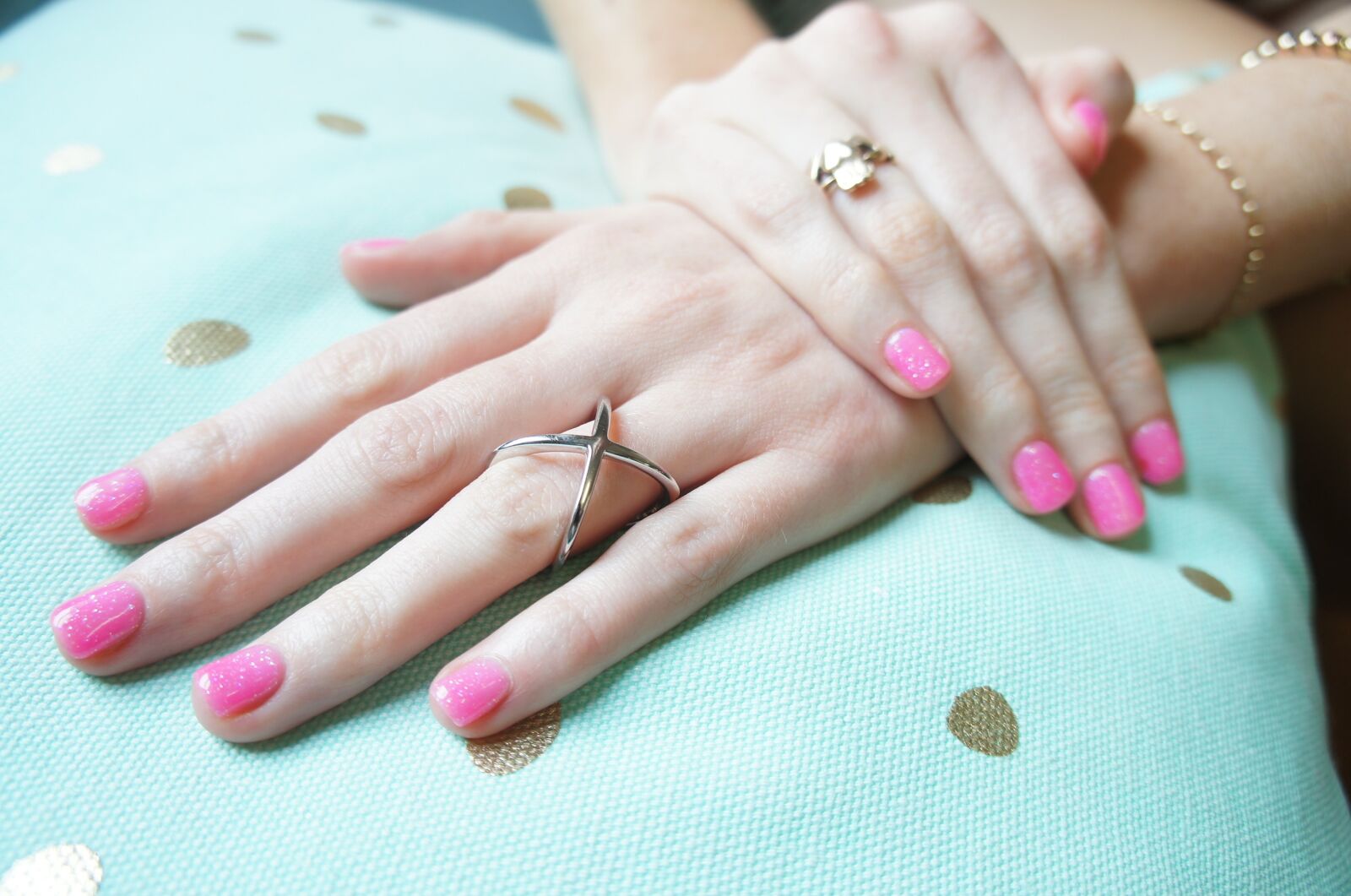 Sony Alpha NEX-C3 + Sony E 18-55mm F3.5-5.6 OSS sample photo. Rings, hand, pink nail photography