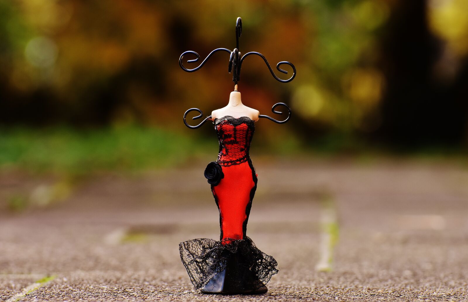 Nikon D7200 sample photo. Jewellery stand, body, bust photography