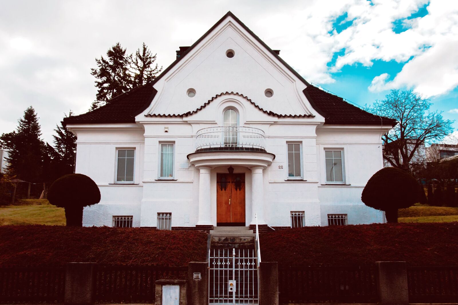 Canon EOS 40D sample photo. Mansion, facade, fence, balcony photography