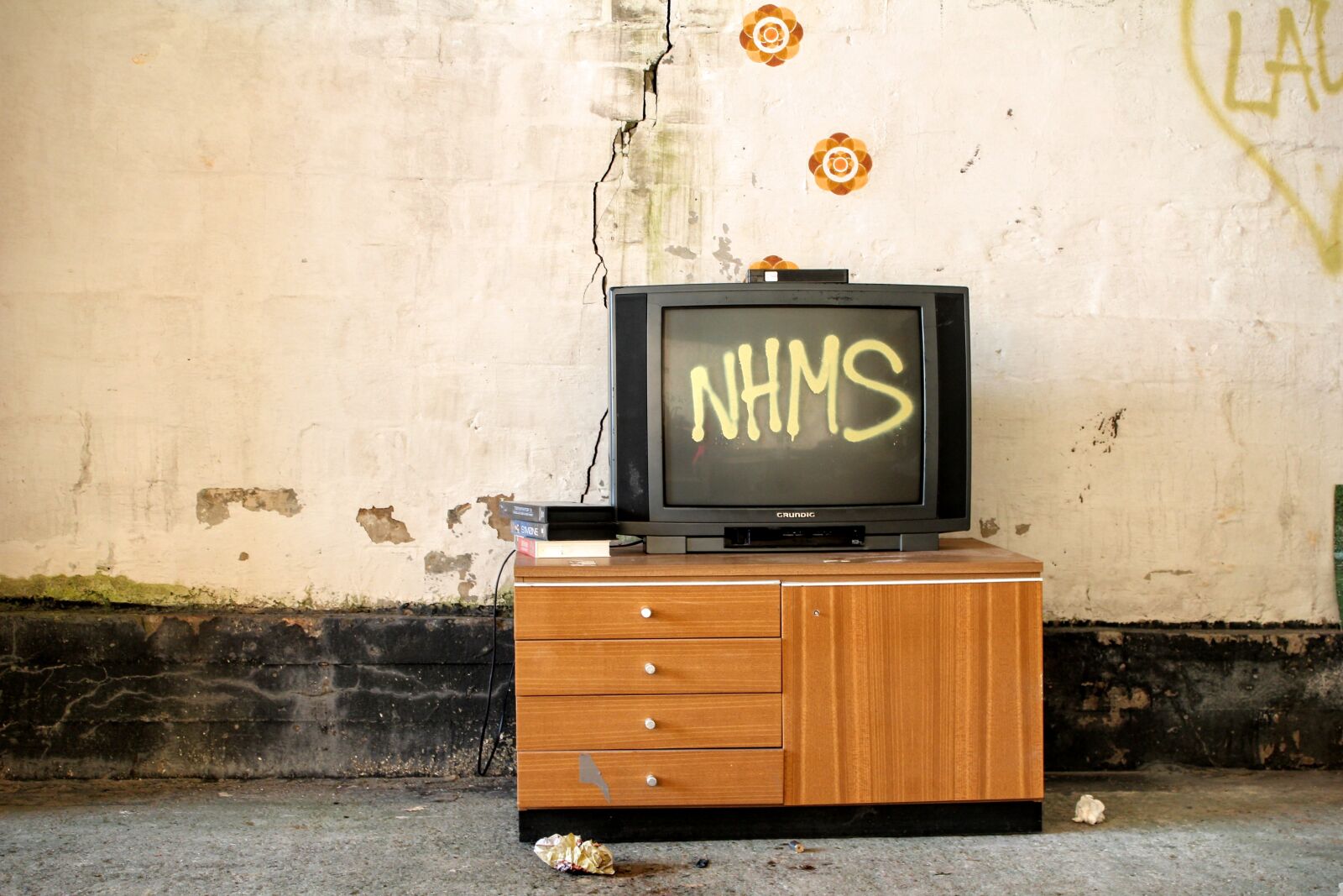 Canon EOS 600D (Rebel EOS T3i / EOS Kiss X5) sample photo. Television cupboard, drawers, old photography