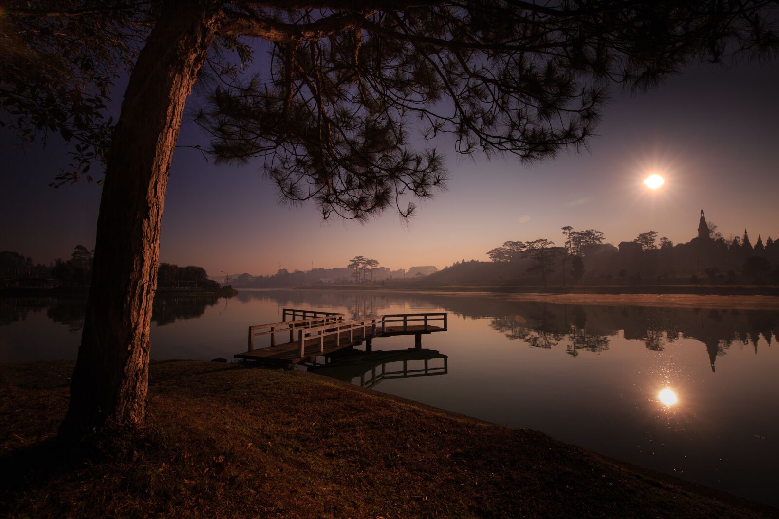 Canon EF 16-35mm F4L IS USM sample photo. Lake, sunset, dawn photography