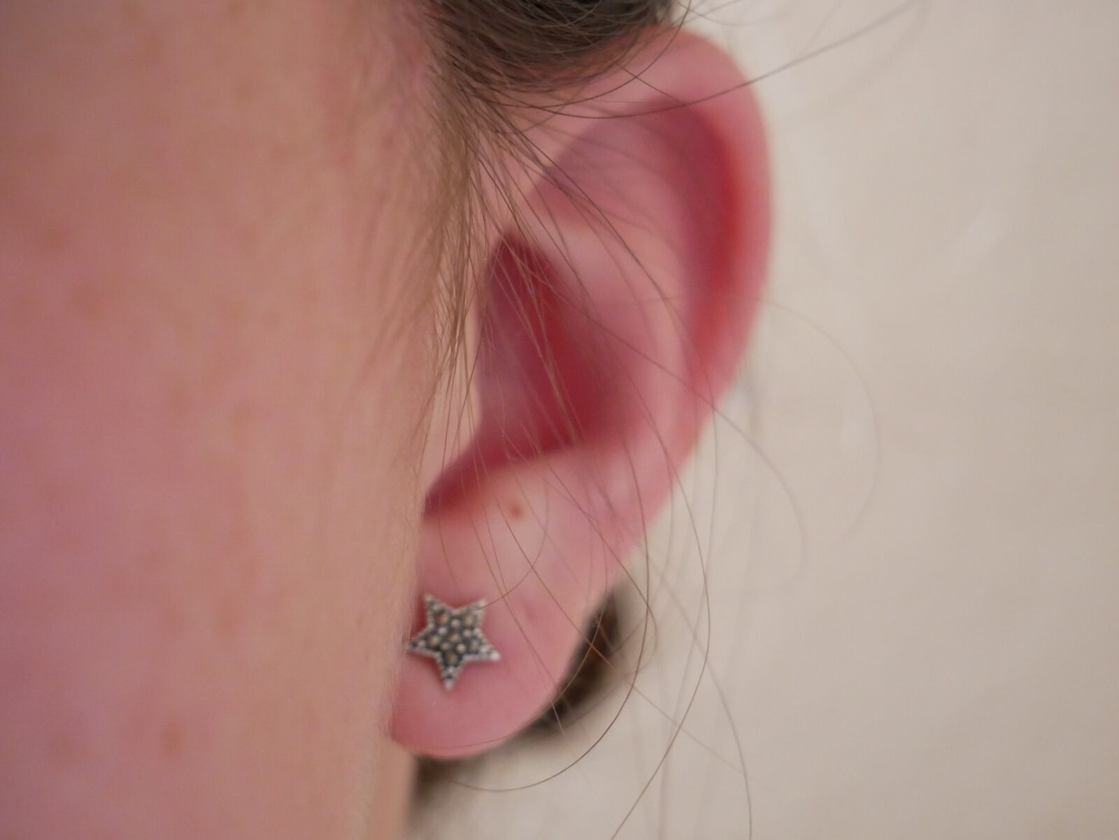 Panasonic Lumix DMC-G85 (Lumix DMC-G80) sample photo. Ear, face, person photography