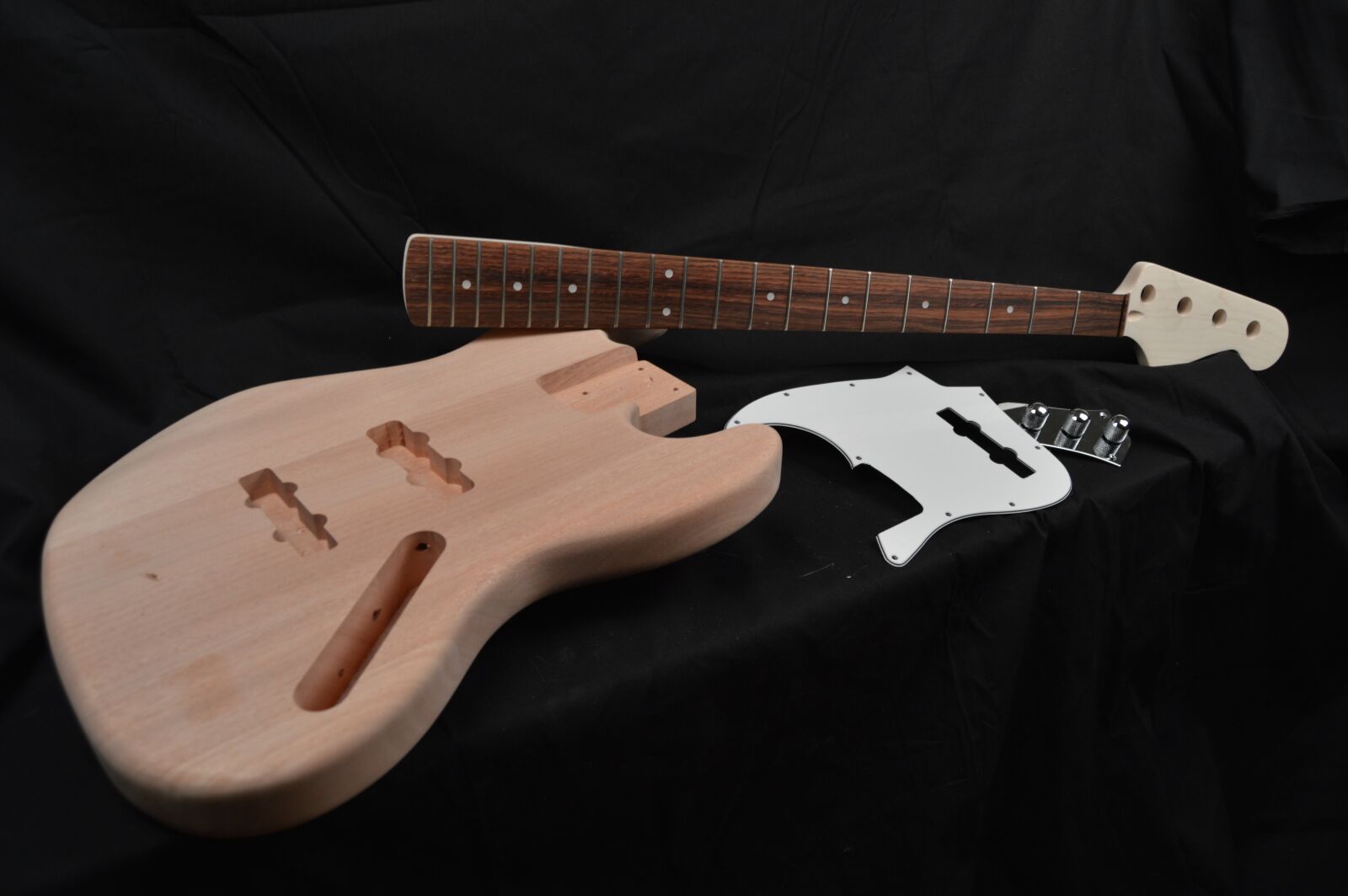 Nikon D3200 sample photo. Bass, jazz, mahogany photography