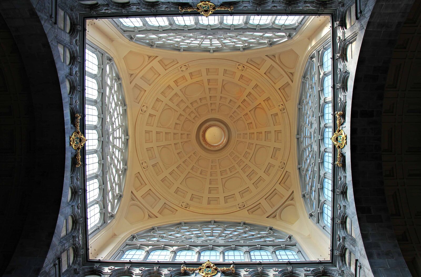 Canon EOS 550D (EOS Rebel T2i / EOS Kiss X4) sample photo. Interior, ceiling, architecture, dome photography