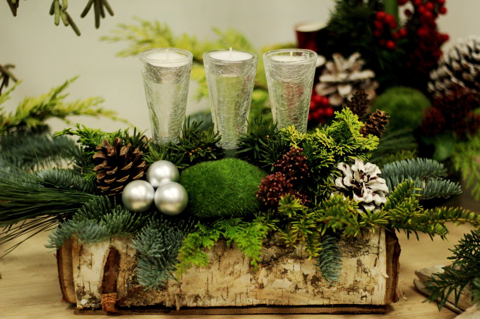 Canon EOS 600D (Rebel EOS T3i / EOS Kiss X5) + Canon EF 50mm F1.8 STM sample photo. Christmas, flower arranging, candles photography