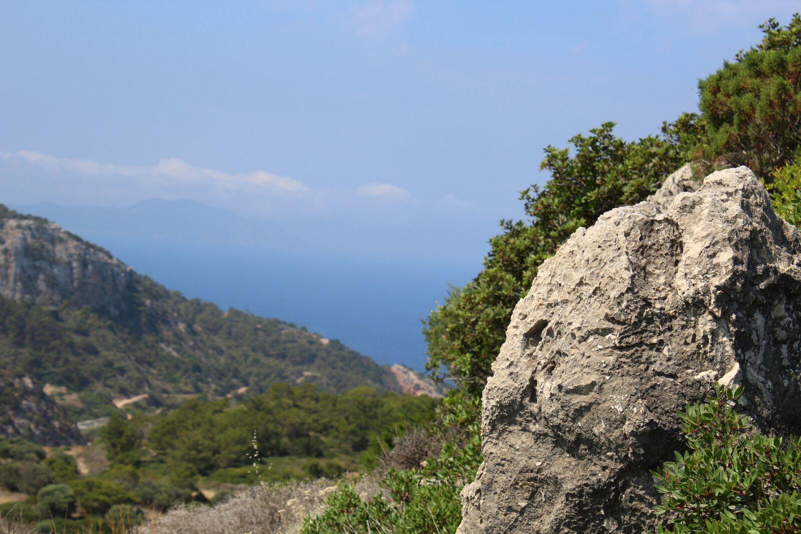 Canon EOS 1200D (EOS Rebel T5 / EOS Kiss X70 / EOS Hi) sample photo. Blue, mountains, coast, mountains photography